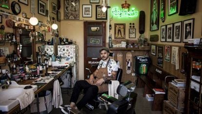 Miguel Leão é o dono da barbearia Belarmino, um lugar que combina o moderno e o tradicional de Lisboa.