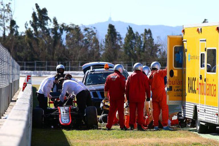 Fernando Alonso recebe assistência médica depois do acidente.