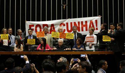 Deputados opositores de Cunha ocupam a Mesa Diretora da Câmara em comemoração à decisão do STF.