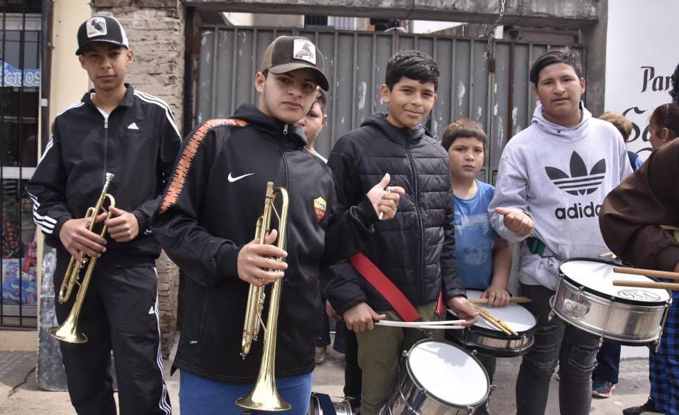 Integrantes da banda de música da capela Virgen del Milagro, na ‘villa’ La Cárcova.