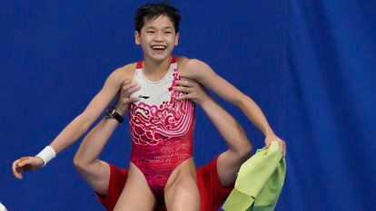 A chinesa Quan Hongchan comemora seu triunfo nos saltos de plataforma 10 metros.