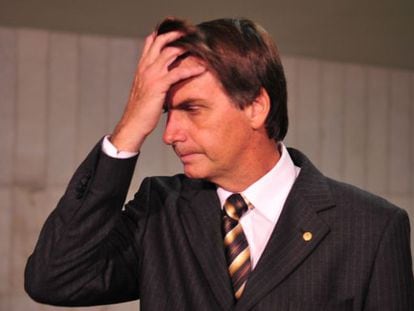 O deputado Jair Bolsonaro fala &agrave; imprensa em 2011.