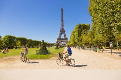 Ciclistas aos pés da torre Eiffel, em Paris
