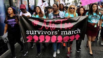 Mulheres vítimas de acosso sexual durante a marcha #metoo (eu também) em Hollywood.