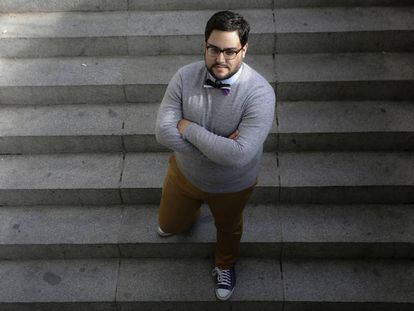 Rafael, de orientação assexual, posa em uma praça de Madri.