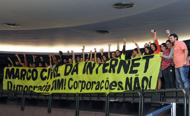 Público no Congresso comemora a votação do Marco Civil.