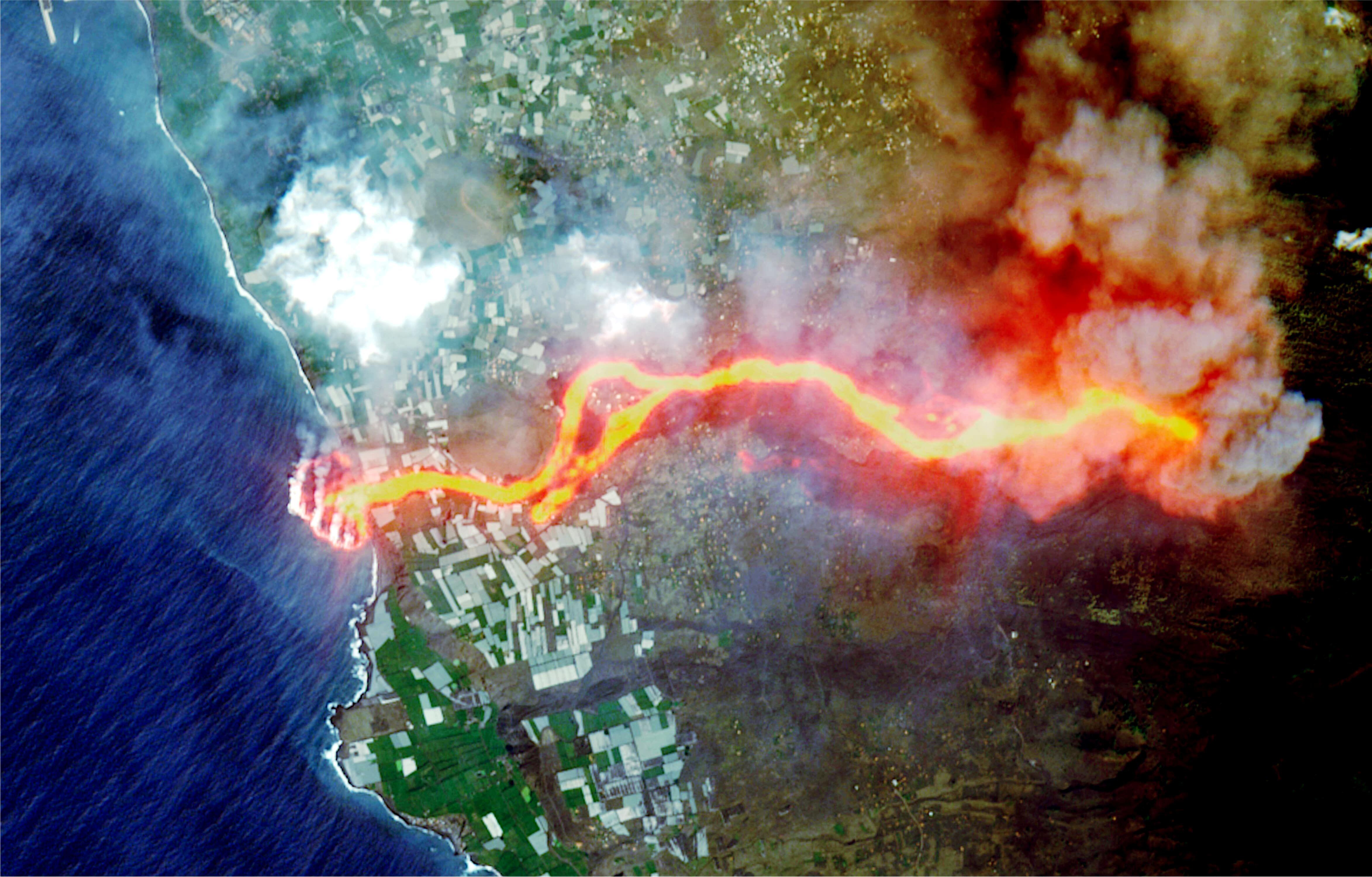 Imagem de satélite mostra o avanço da lava em La Palma, nesta quinta-feira. 