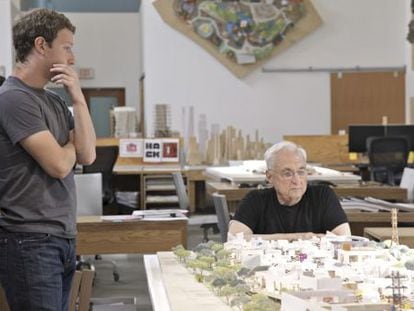 Mark Zuckerberg e o arquiteto Frank Gehry em 2010.