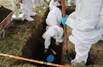 Exumação de supostas vítimas de execuções extrajudiciais no cemitério de Dabeiba, no Departamento de Antioquia.