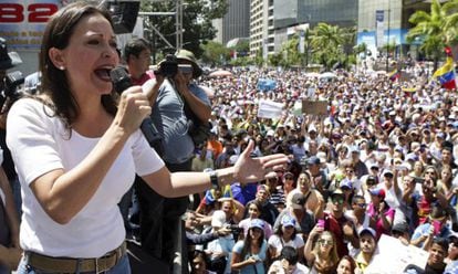 A deputada María Corina Machado fala aos manifestantes em um protesto contra Nicolás Maduro, no último dia 16 de fevereiro.