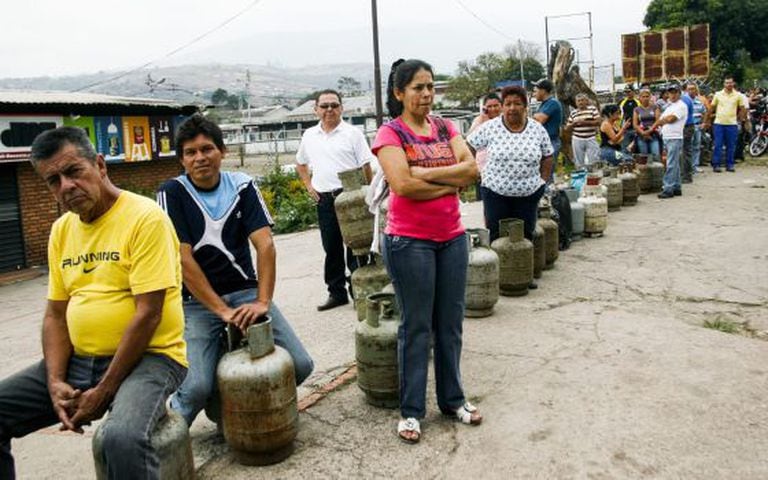 Um grupo de pessoas espera para comprar gás em San Cristóbal.