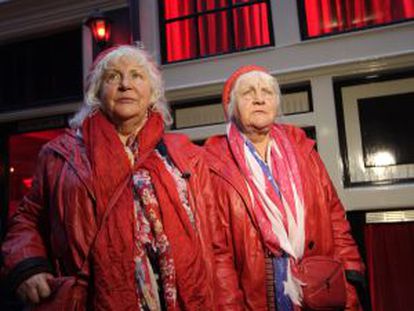 Louise e Martine Fokkens, em 2012, durante um passeio pelo bairro vermelho de Amsterdã.