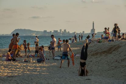 Dezenas de pessoas aproveitam as praias de Barcelona na reabertura da Catalunha.