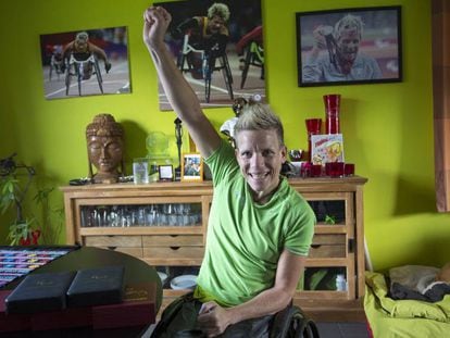 A atleta paralímpica Marieke Vervoort em sua casa de Diest (Bélgica). Legendas em espanhol.