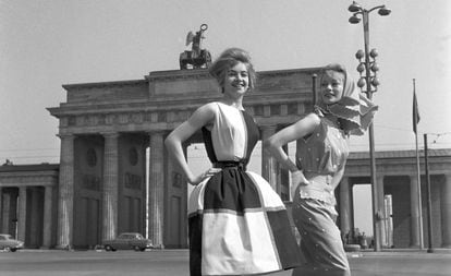 Duas modelos em 1960 em frente ao portão de Brandemburgo, entre os setores leste e oeste de Berlim, antes da construção do muro.