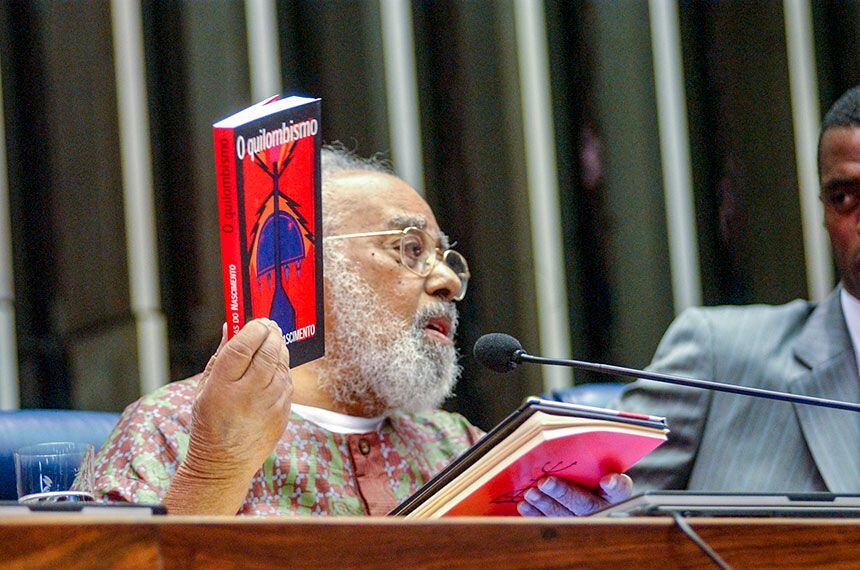 No Senado em 2005, Abdias Nascimento mostra seu livro 