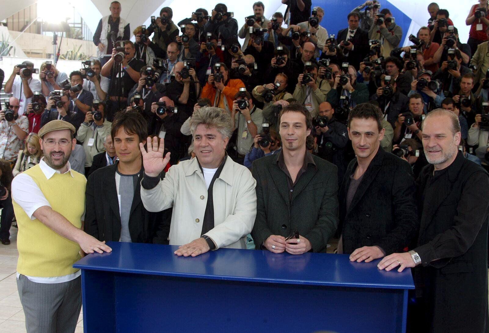 O ator Fran Boira acompanhado do restante da equipe de ' Má Educação' no Festival de Cannes em 2004. 