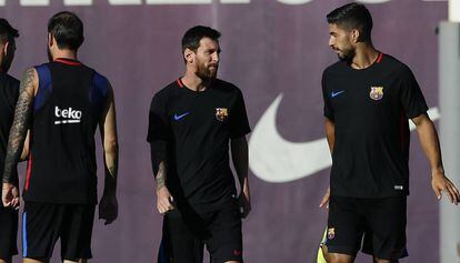 Messi conversa com Luis Suárez no treino do Barça.