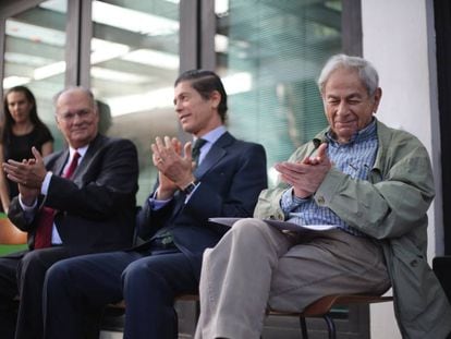 Roberto Freire, Jorge Cabral e Raduan Nassar na entrega do Prêmio Camões.