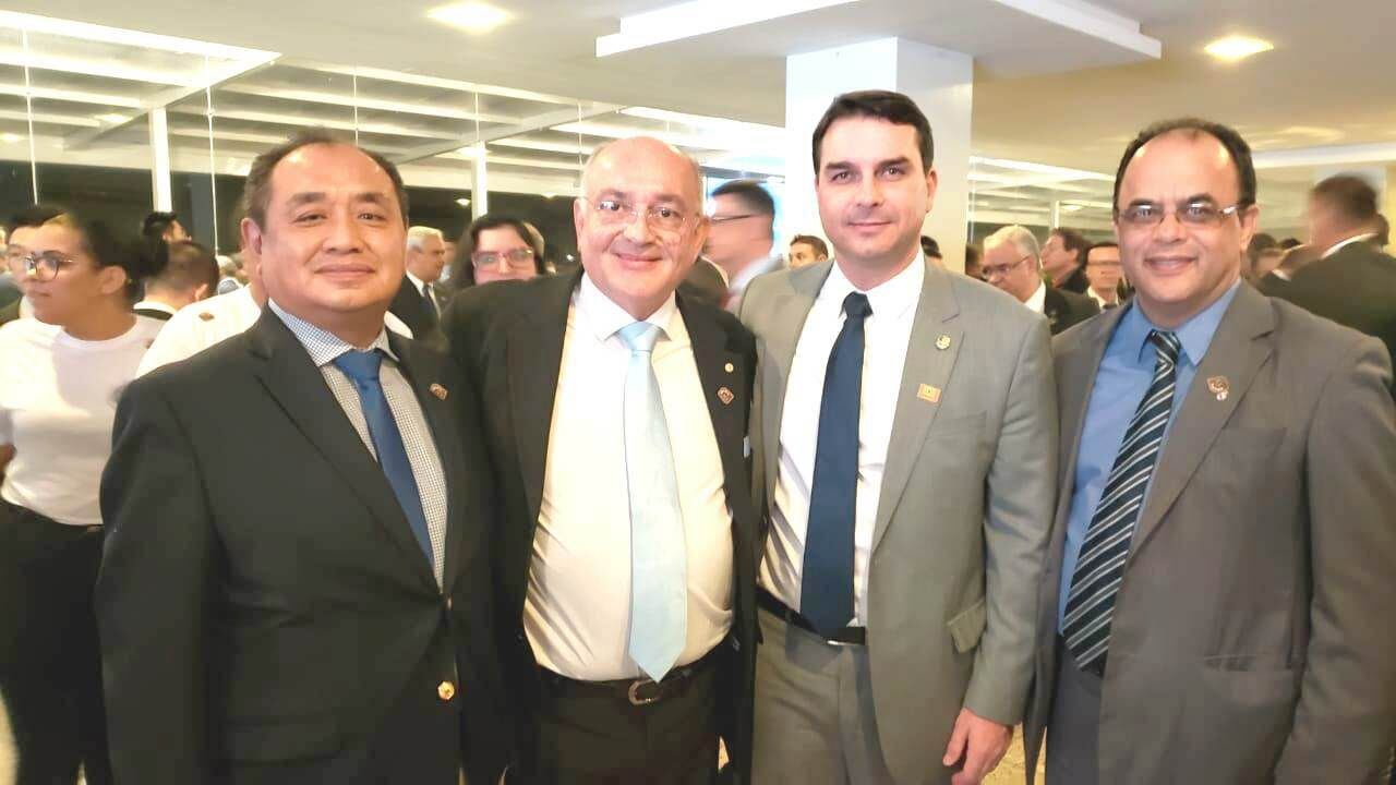 Na foto, pastor Amilton Gomes ao lado do senador Flávio Bolsonaro.