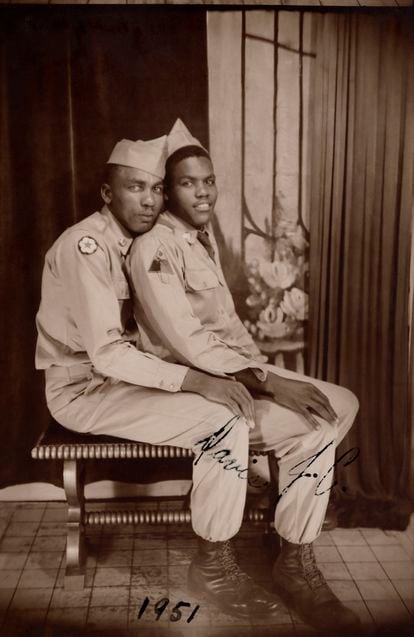 Retrato de dois soldados, Davis e J.C., segundo está escrito, também está apontada a data, 1951. 