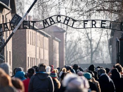Visitantes na entrada do antigo campo de concentração de Auschwitz I, no sábado.
