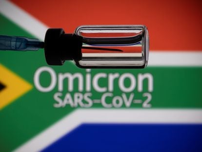 Uma seringa e uma ampola de imunizante contra a covid-19 em frente à bandeira da África do Sul, onde surgiu a variante ômicron do coronavírus.