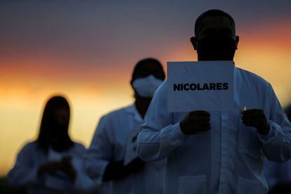 Enfermeiros participam de protesto em Brasília exibindo nomes de profissionais da saúde vítimas de coronavírus.