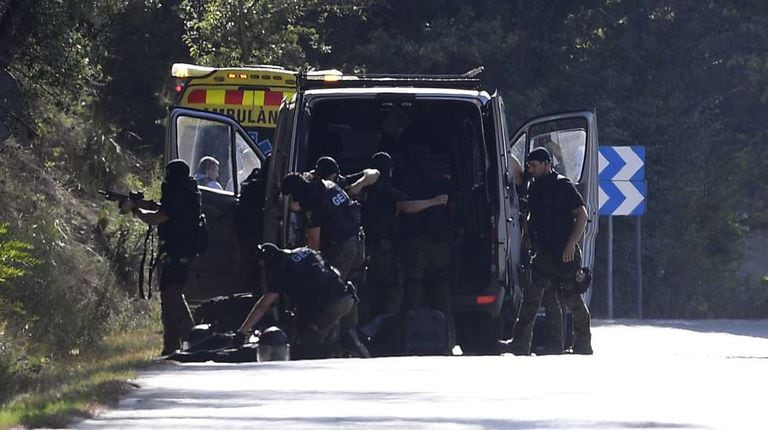 Agentes de segurança no local onde Younes Abouyaaqoub foi morto