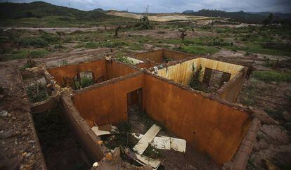 O vilarejo de Bento Rodrigues foi devastado pelo tsunami de lama após o rompimento da barragem da Samarco.
