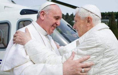 Bento XVI junto ao papa Francisco em 2013.