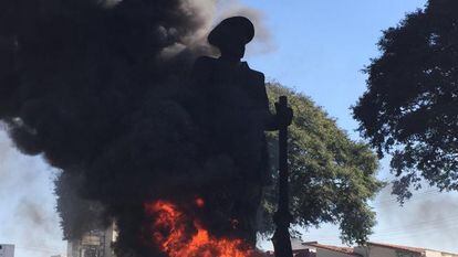 Estátua do bandeirante Borba Gato em chamas, no último sábado.