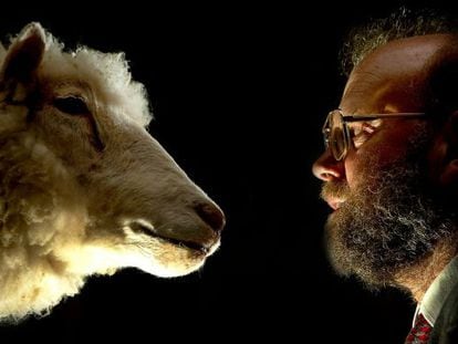O cientista Ian Wilmut e a ovelha Dolly.