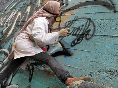 A grafiteira palestina Laila Ayawi durante participação na Jordânia, em 2014.