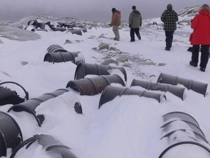 Barris de combustível abandonados em uma antiga base antártica