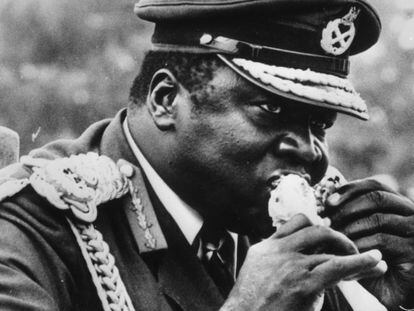 O ditador ugandense Idi Amin traça um franguinho.