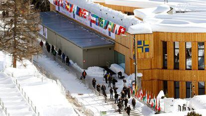 Público diante do edifício do Fórum Econômico Mundial na estação de esqui suíça de Davos, em 2018.