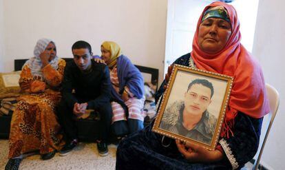 A mãe e os irmãos de Anis Amri, suspeito do atentado de Berlim, em sua casa de Ueslatia (Tunísia), na quinta-feira.