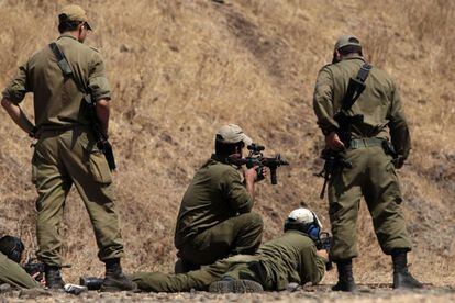 Soldados israelenses nas colinas do Golã, no começo de setembro.