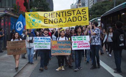 Estudantes durante protesto em São Paulo contra o corte de verbas para as universidades.