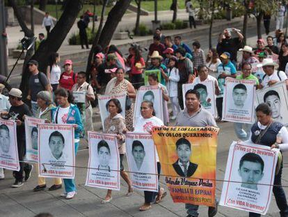 Manifestação após o desaparecimento de 43 estudantes em Iguala.