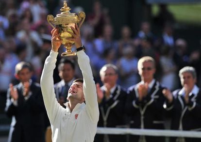 Djokovic levanta o troféu de campeão de Wimbledon.