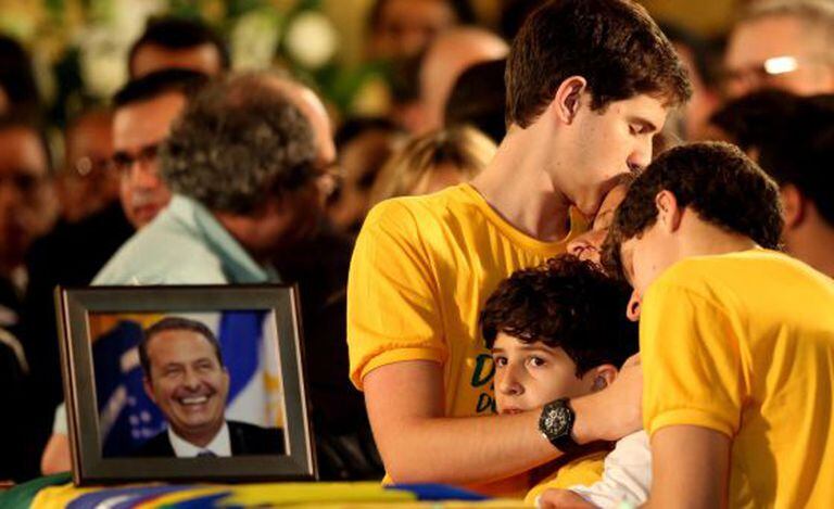 Filhos de Campos consolam a mãe no velório.