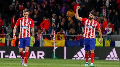 Diego Costa e Saúl comemoram o gol do Atlético.