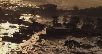 Após rompimento de barragem, lama inundou casas da região.