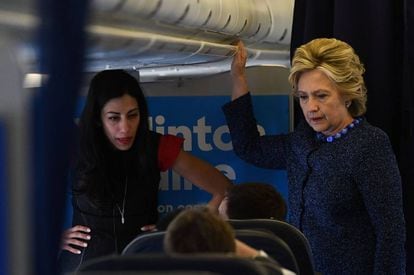 Huma Abedin e Hillary Clinton, na sexta-feira, no avião de campanha.