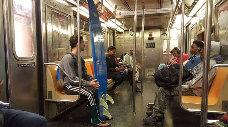 Passageiros em uma linha do metro de Nova York