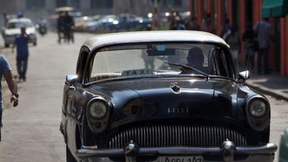 Um táxi antigo do setor privado, em 25 de agosto na Havana.