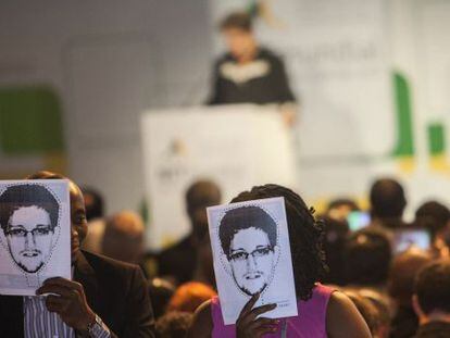 Manifestantes usam m&aacute;scaras de Edward Snowden.