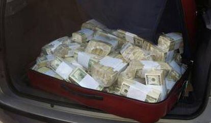 Parte do dinheiro que tentou López tentou esconder.